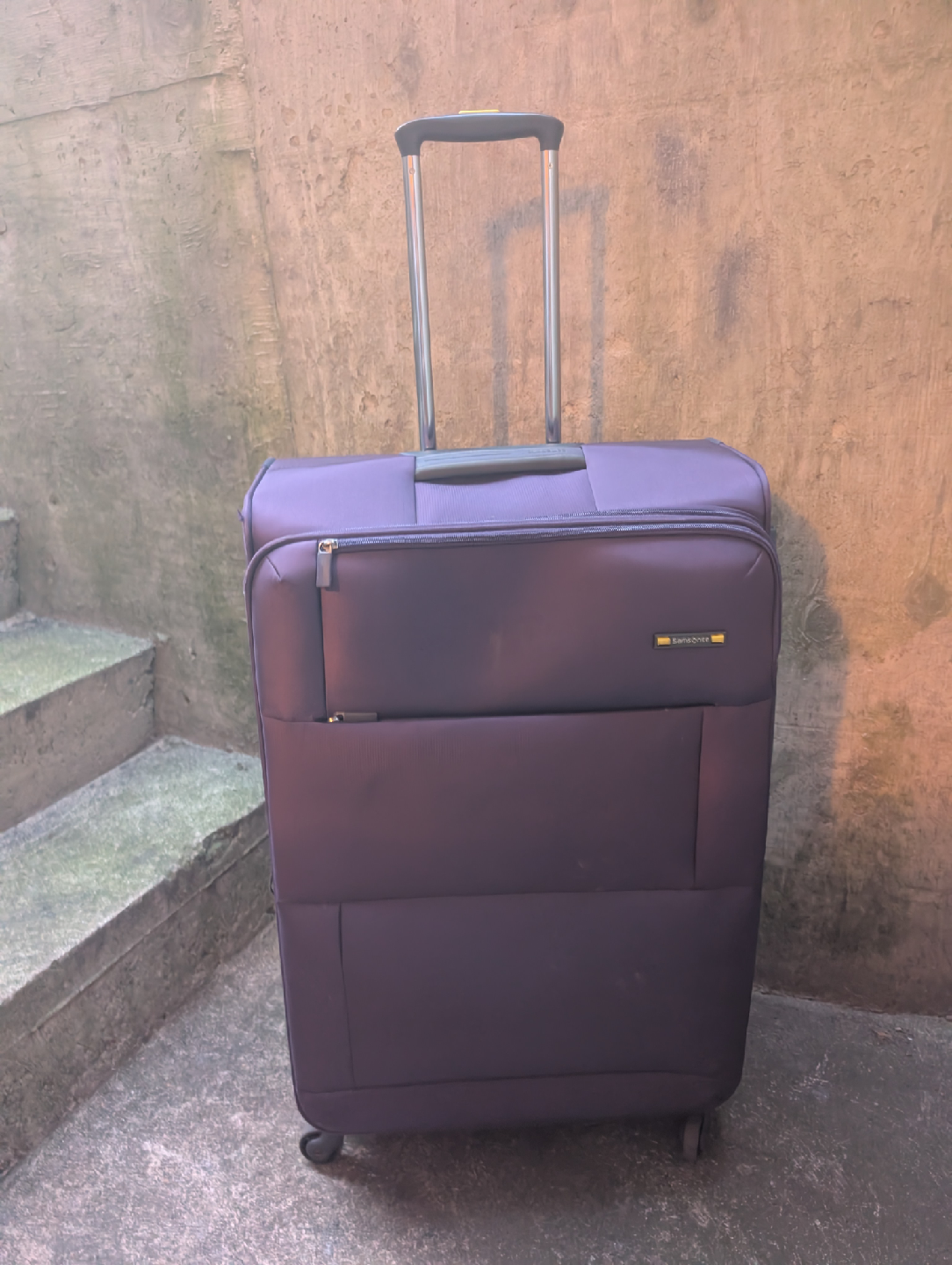 SAMSONITE Large Luggage - Airport approved!!