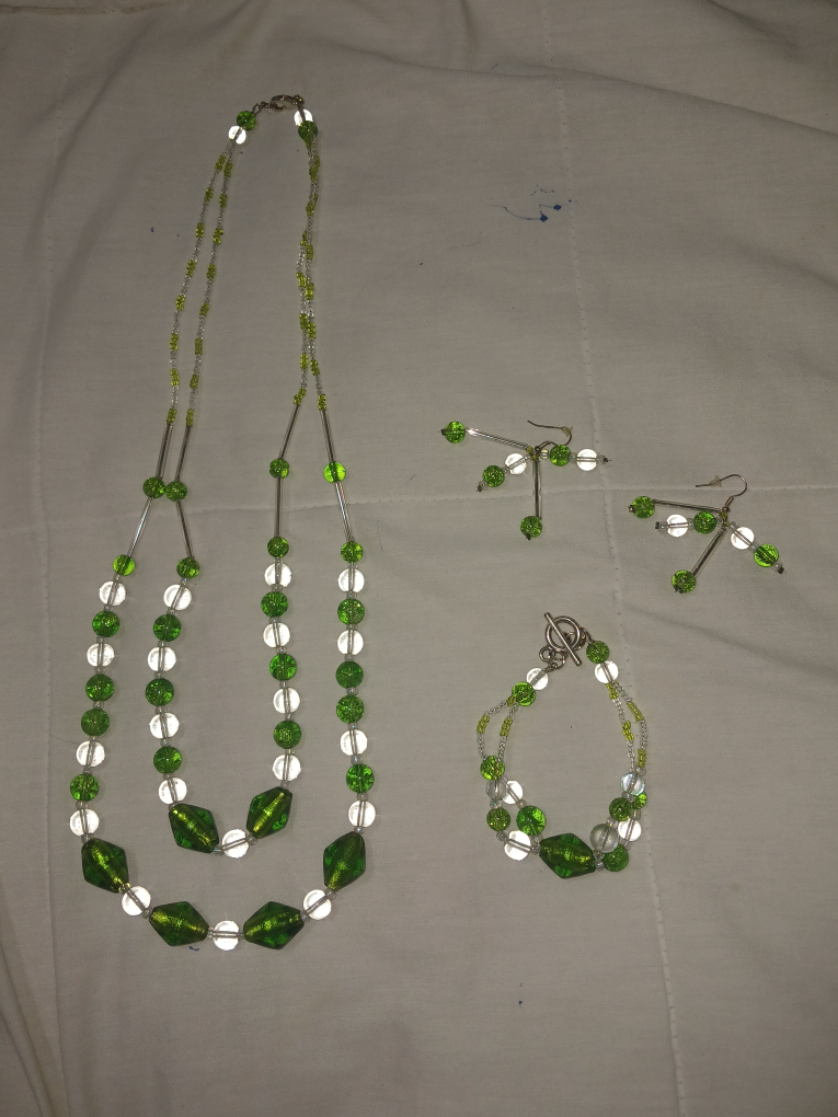 Green Beaded Jewellery Set: Necklace, Bracelet & Earrings