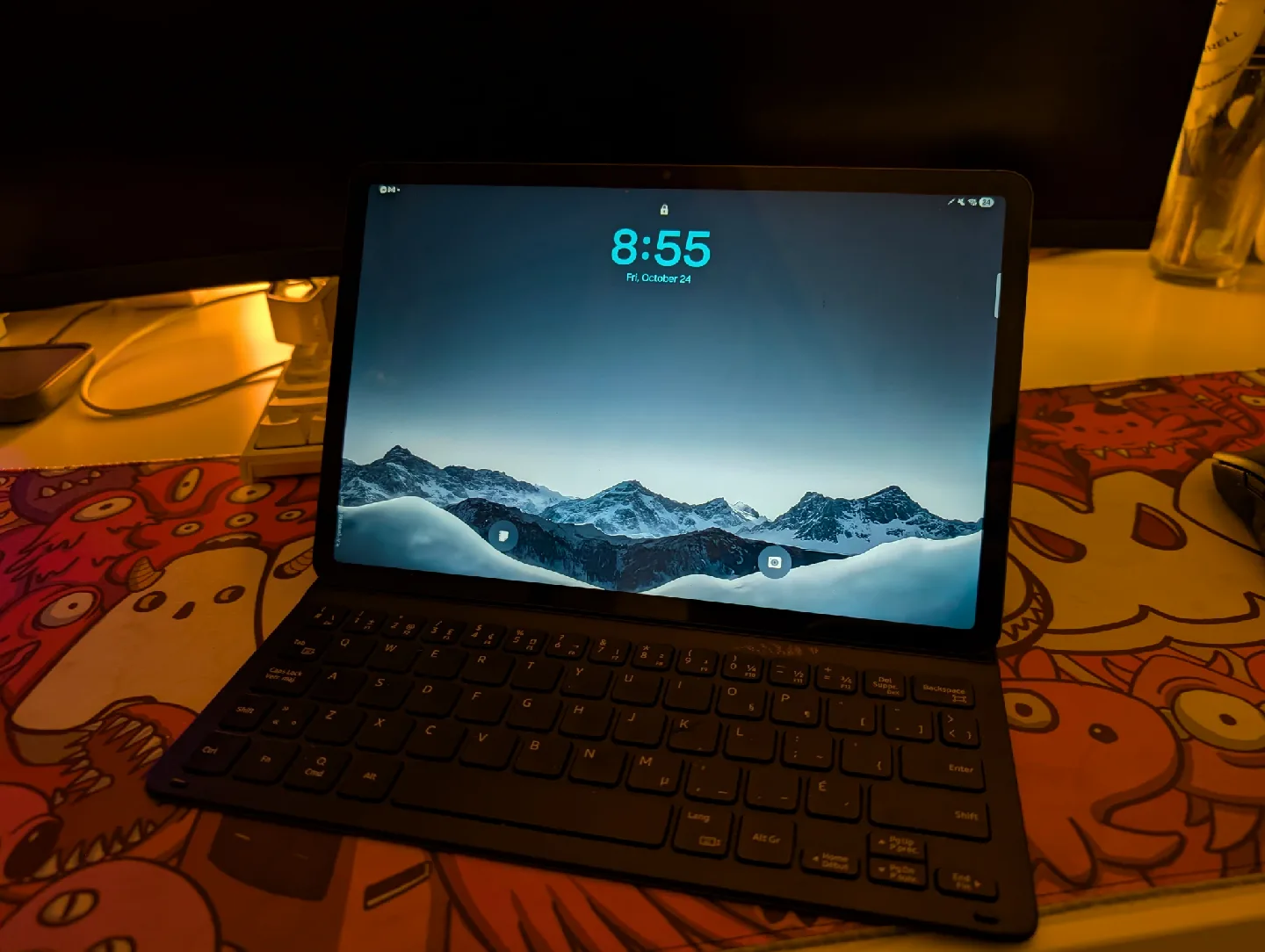 Samsung tab s8 with keyboard and spen image indicator(2)