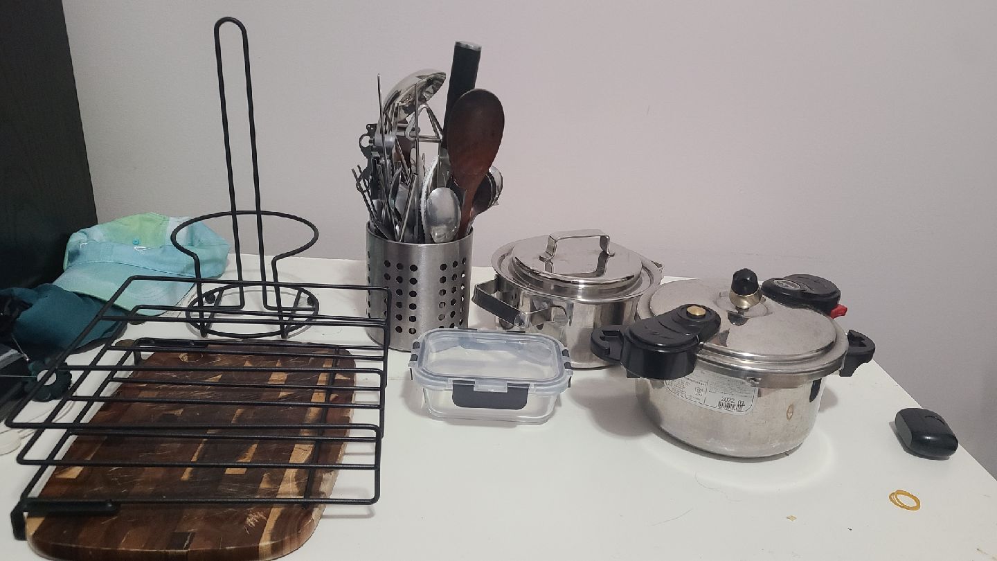 Mixed Kitchen Utensils & Cookware