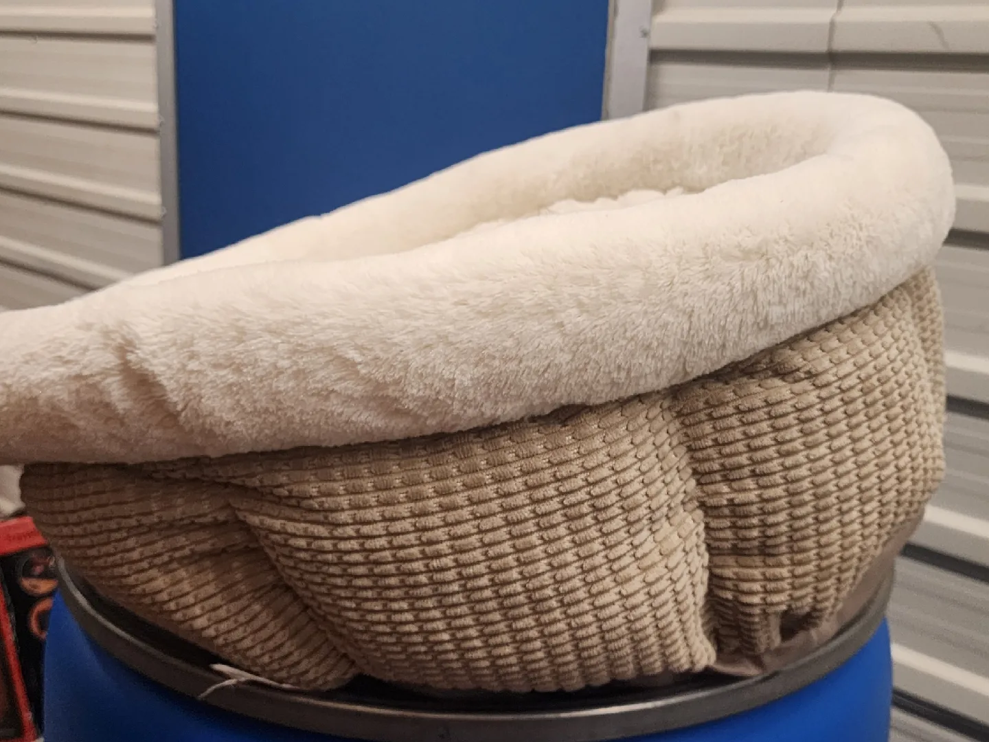 Cozy Pet Bed & Blue/White Cat Litter Box image indicator(2)