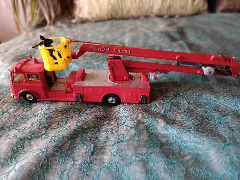 Vintage Simon Snorkel Diecast Fire Truck image indicator(2)