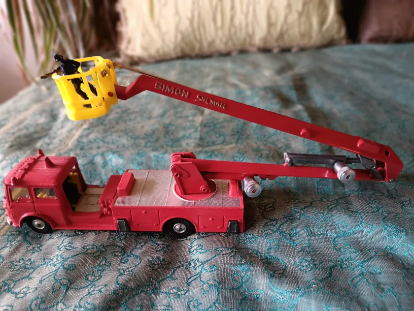 Vintage Simon Snorkel Diecast Fire Truck image indicator(3)