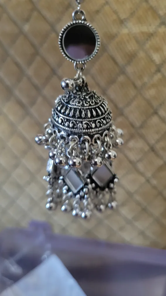 Hair accessories, earrings, and bangles image indicator(4)