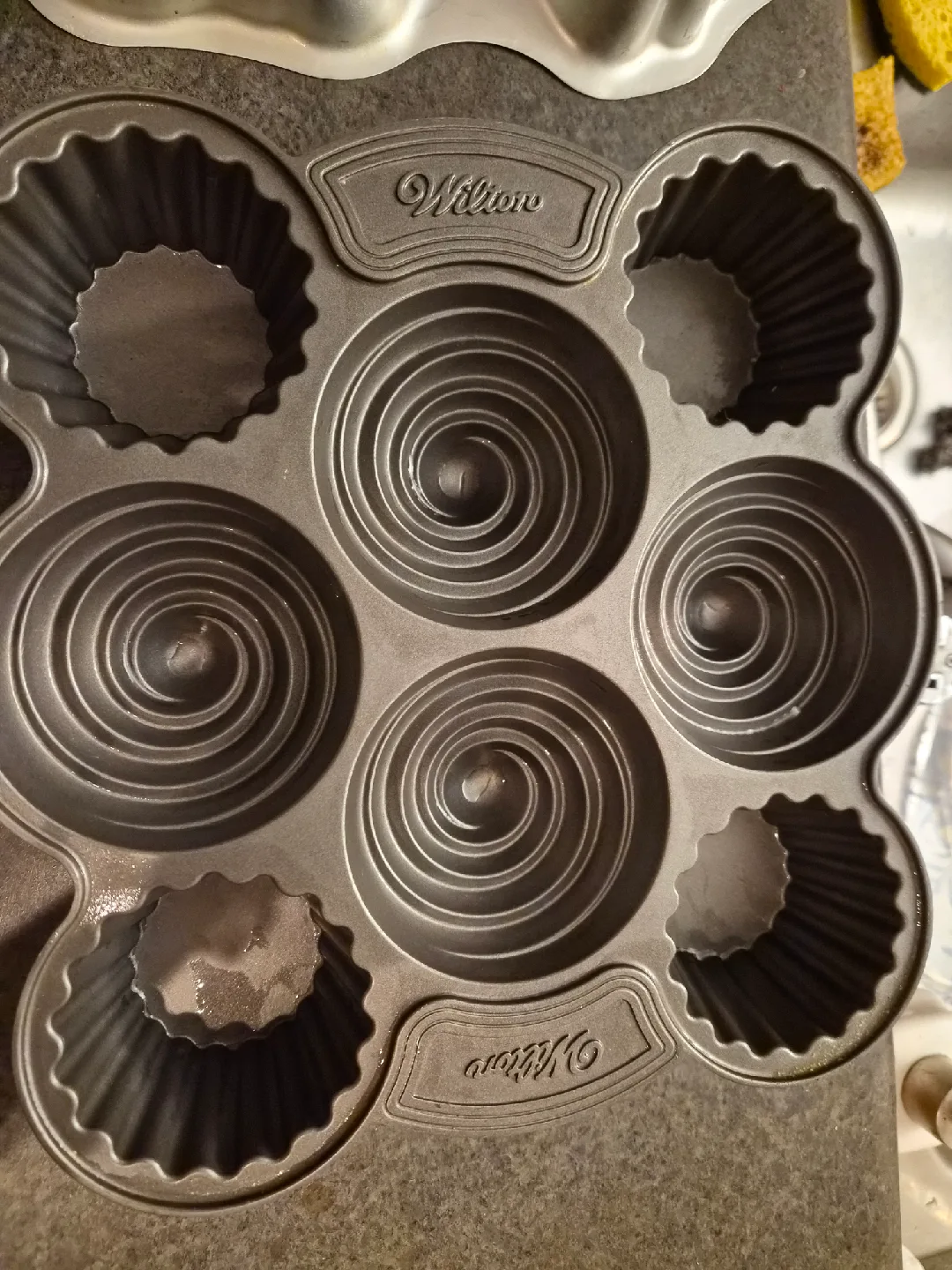 Wilton Monkey Cake Pan & Cupcake Pan image indicator(3)