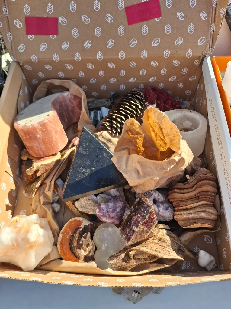 Crystals and decorative items image indicator(2)