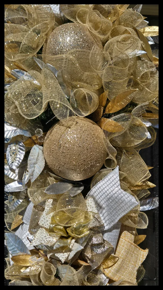 Gold & Silver Christmas Wreath image indicator(3)