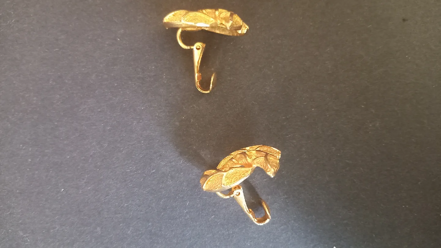 Vintage Gold Tone Leaf Clip-on Earrings image indicator(2)