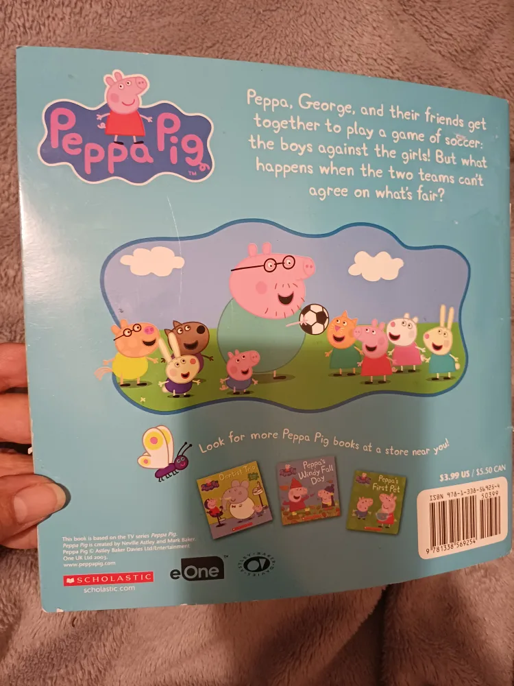 FREE book- Peppa Pig: Peppa Plays Soccer image indicator(2)