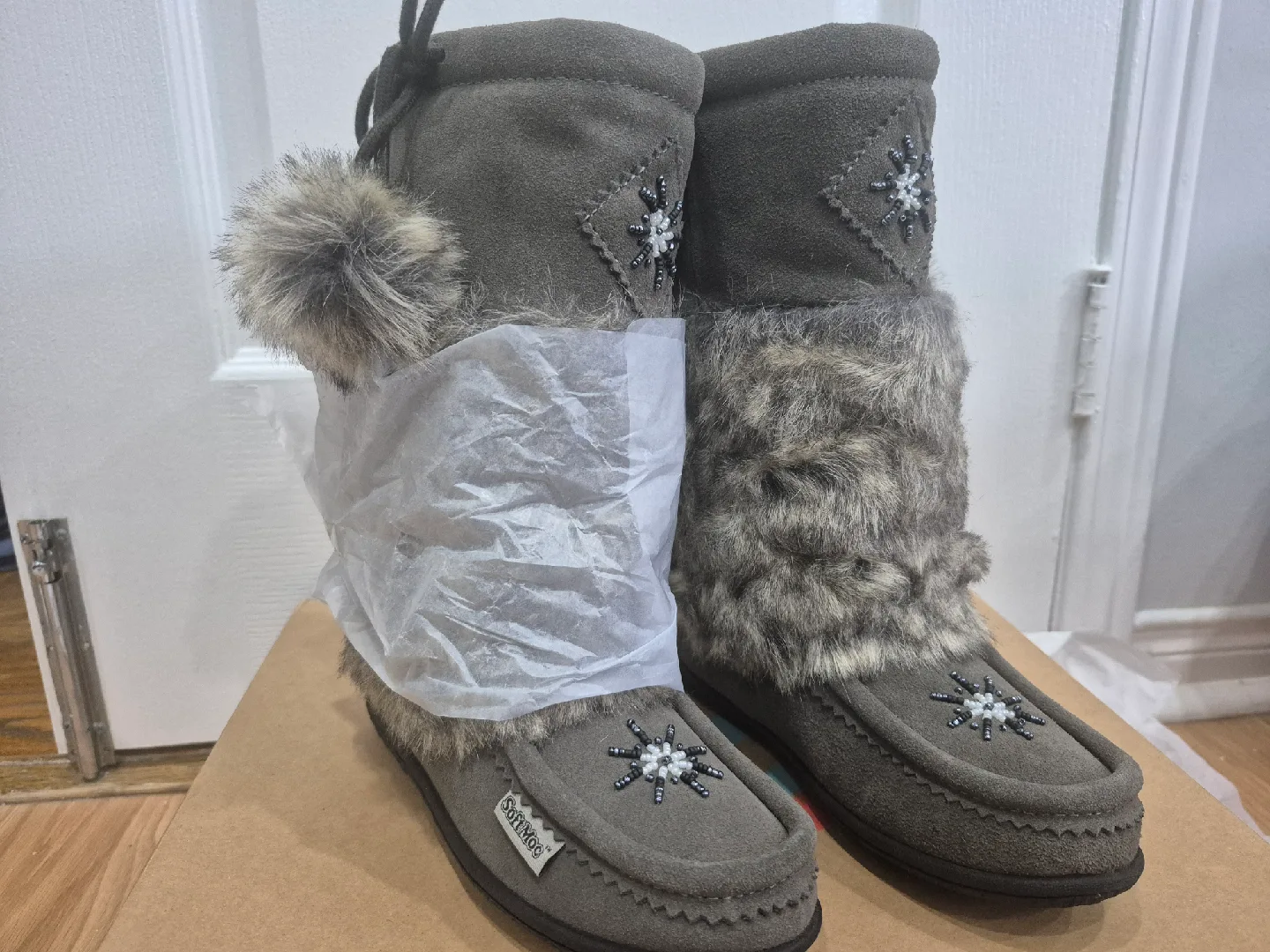 New Grey Suede Softmoc Mukluks Boots Size 2