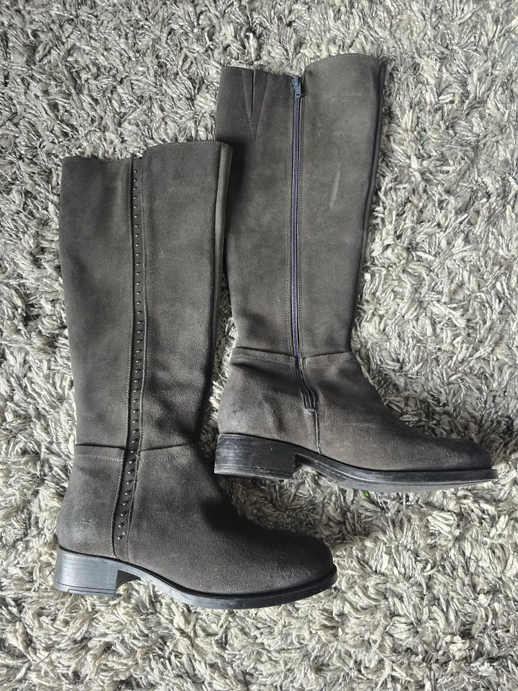 Bos & Co Waterproof Suede Boots - Size 7 image indicator(3)