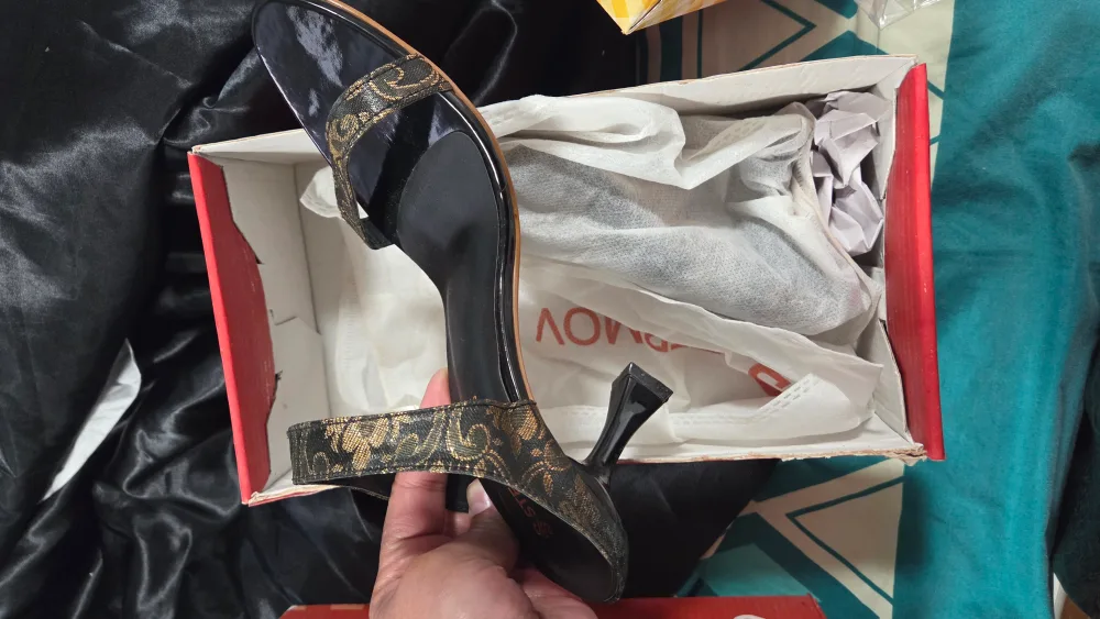 Stepmov Black & Gold Heels - Size 39 image indicator(2)