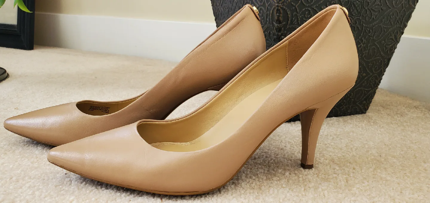 Michael Kors Nude Pumps Size 9.5M image indicator(2)