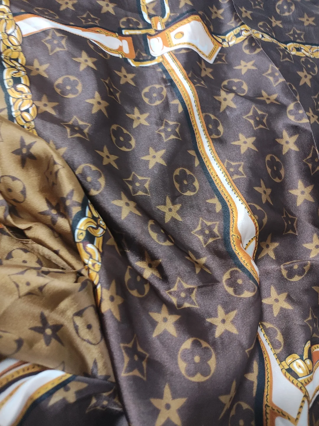 Beautiful designed scraf 💯 Silk image indicator(4)