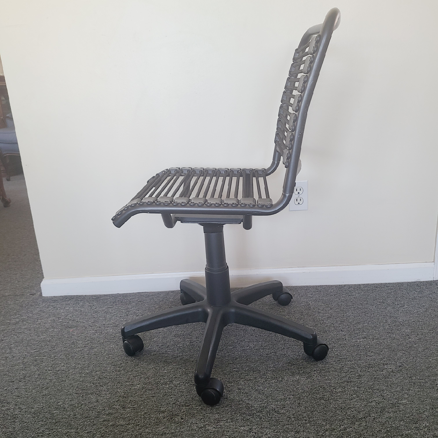 🧡 black bungee cord office chair adjustable with wheels - photo 4