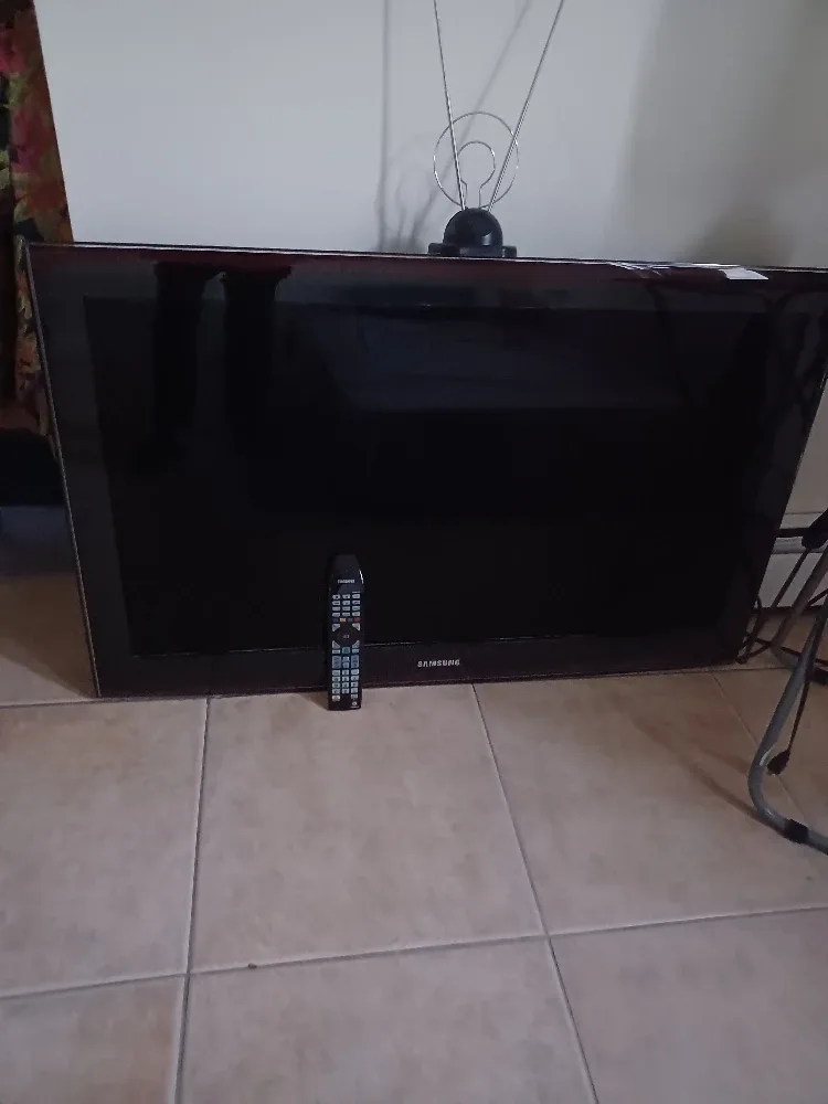 Samsung TV with Remote image indicator(2)