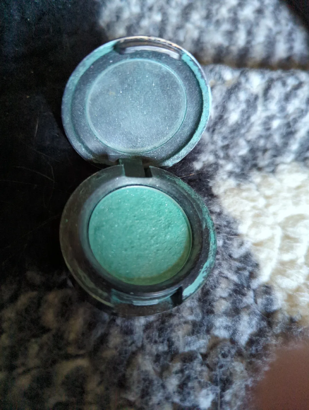 Used MAC Eyeshadow, L.A. Colors Tattoo Pen, Quo Brow Pomade image indicator(5)