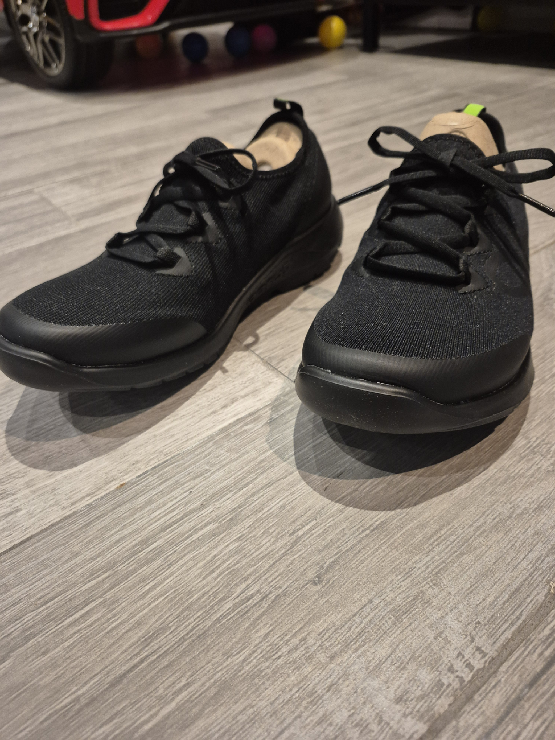 (NEW) OOFOS Women's Sports Shoes Black, size 8 - photo 3