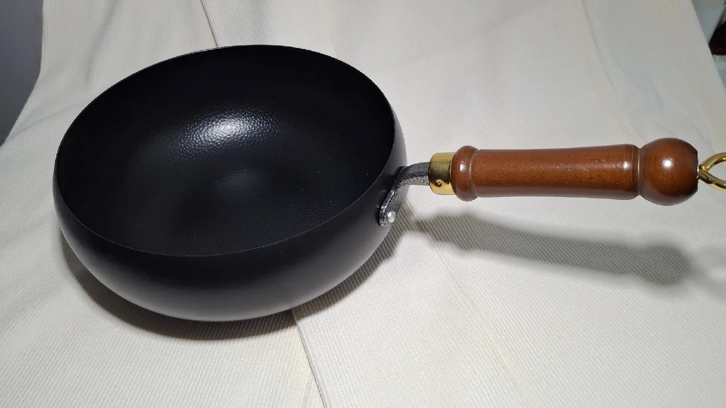 9.75" Wok with Wooden Handle image indicator(2)