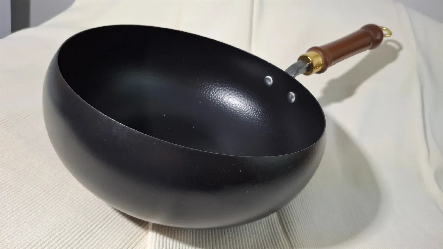 9.75" Wok with Wooden Handle image indicator(3)