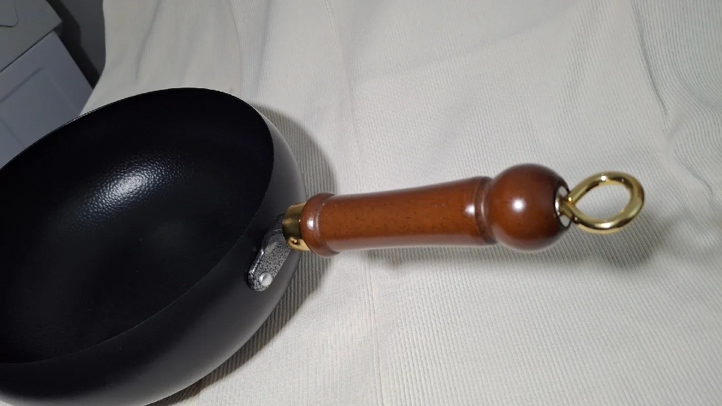 9.75" Wok with Wooden Handle image indicator(4)