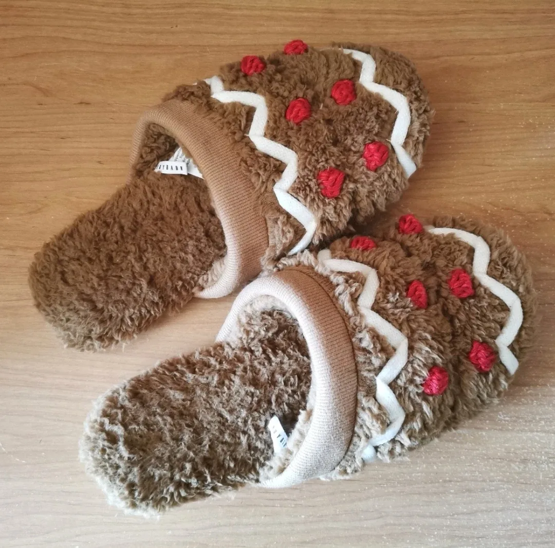Pottery Barn Gingerbread Slippers thumbnail