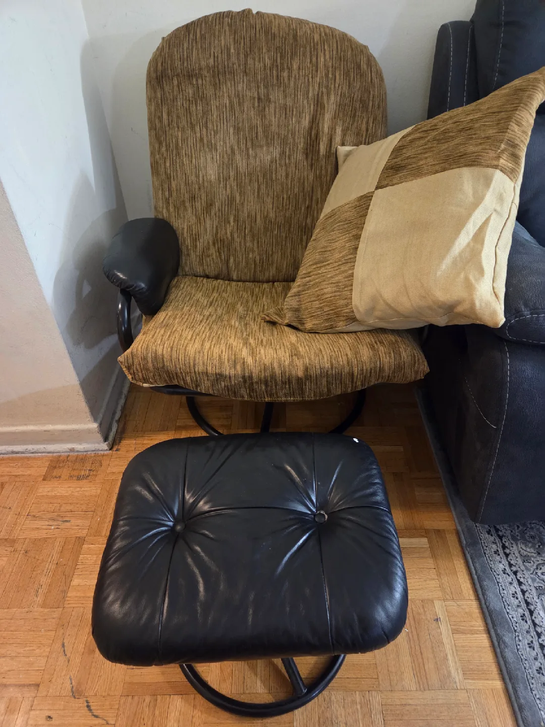 Swivel Rocker Chair with Ottoman