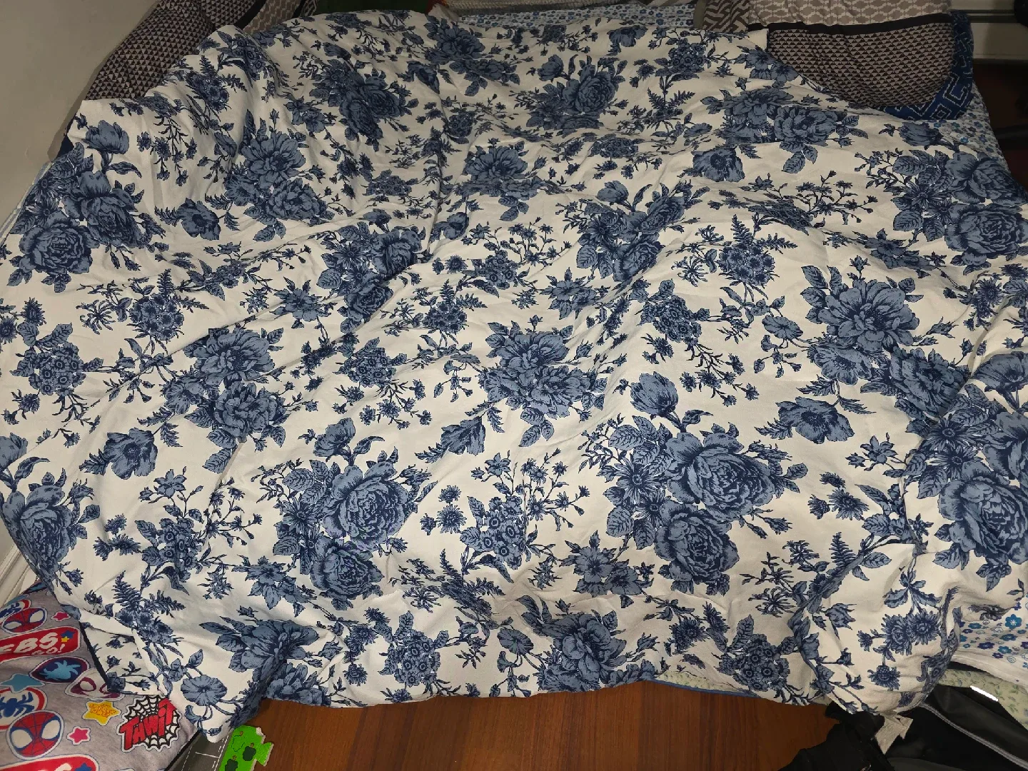 Floral Pattern Comforter - Like New! thumbnail
