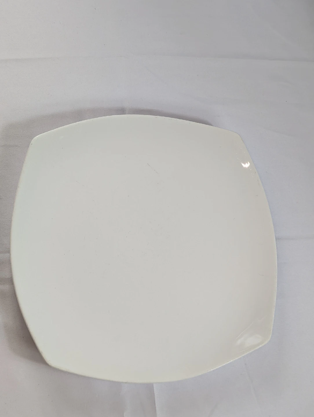 White Ceramic Dinner Plates read description - photo 2