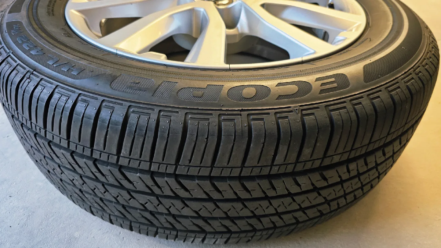 Bridgestone Ecopia Tire with Nissan Alloy Rim image indicator(3)