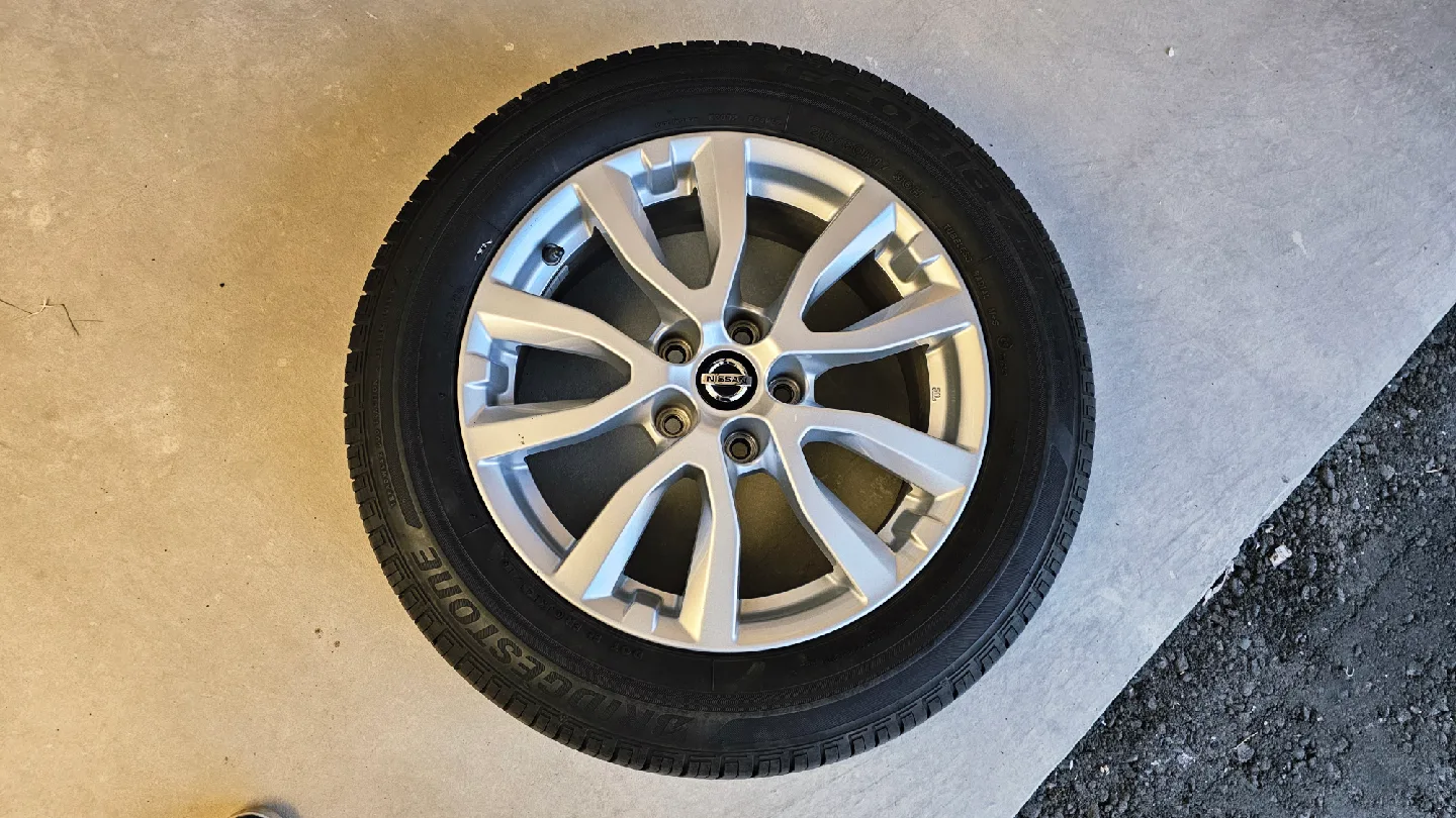 Bridgestone Ecopia Tire with Nissan Alloy Rim image indicator(4)