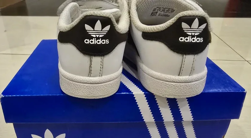 Adidas Superstar Shell Toes Kids Sneakers! - White - Size 9 image indicator(4)