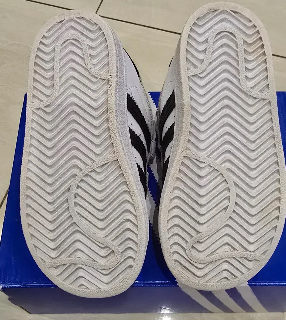 Adidas Superstar Shell Toes Kids Sneakers! - White - Size 9 image indicator(6)