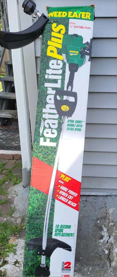 Weed Eater Featherlite Plus - 17" Cutting Path image indicator(2)