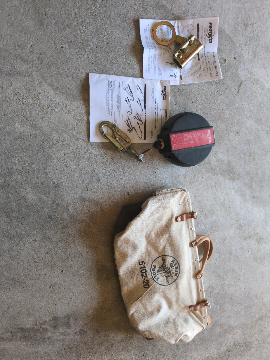 Absorbing Lanyard + Robe Grabs & Klein Tools Bag image indicator(4)