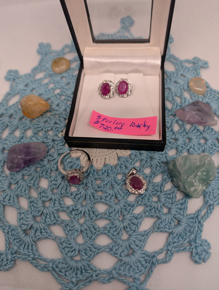 Sterling 6 Carats Ruby Ring, Earrings & Pendant - photo 5