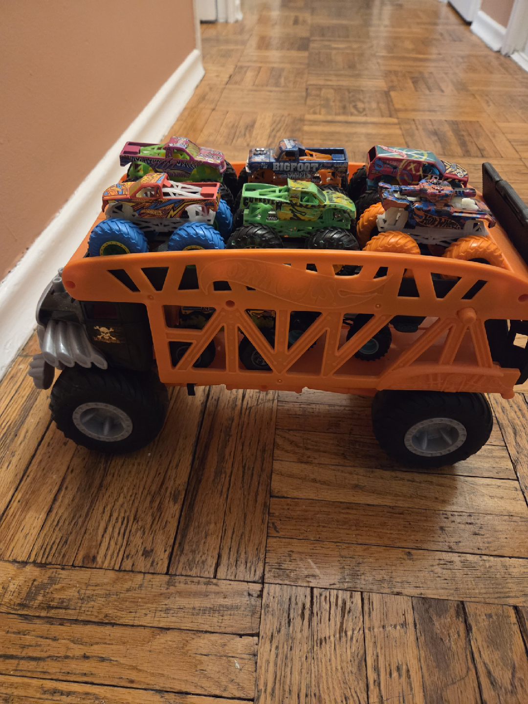 Hot Wheels Monster Truck Carrier with 10 Trucks - photo 5