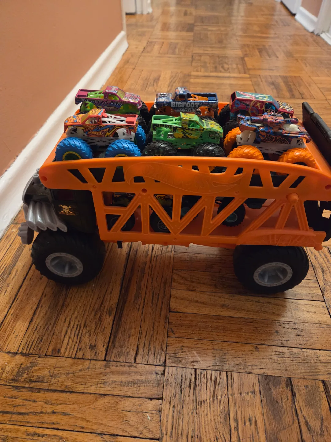 Hot Wheels Monster Truck Carrier with 10 Trucks image indicator(5)