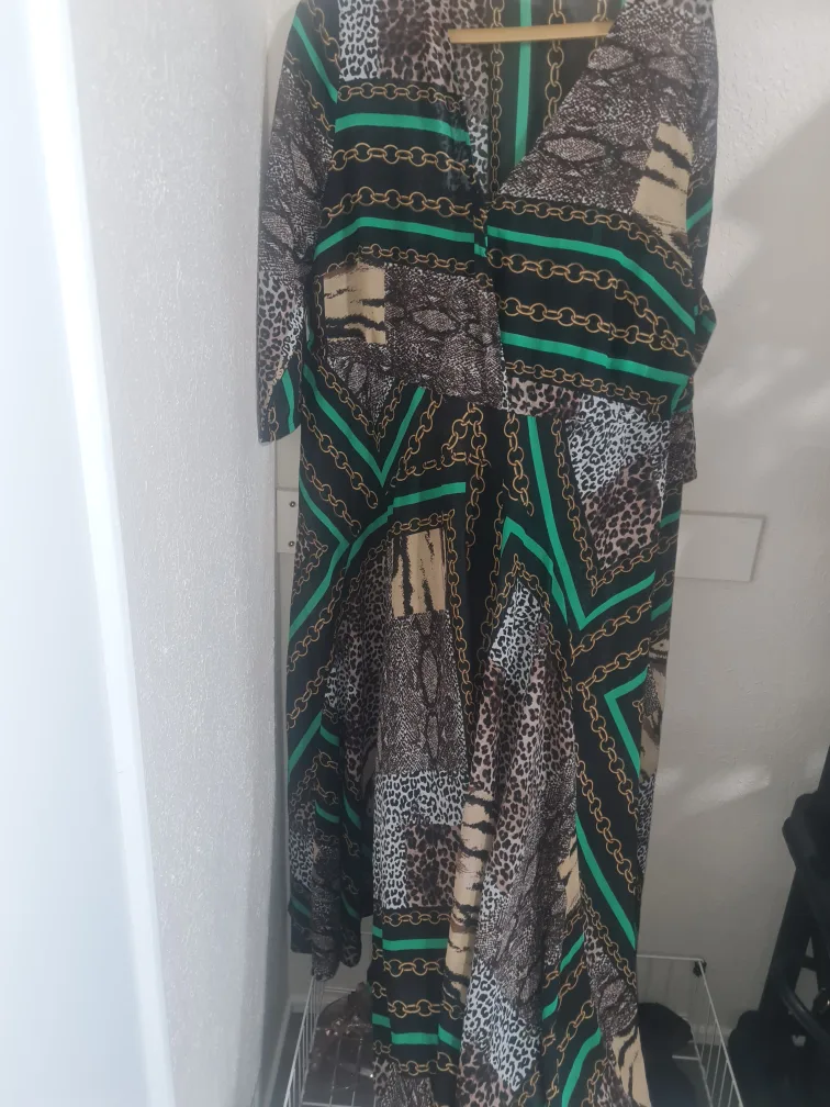 Pre-loved gowns size 16-18 image indicator(5)