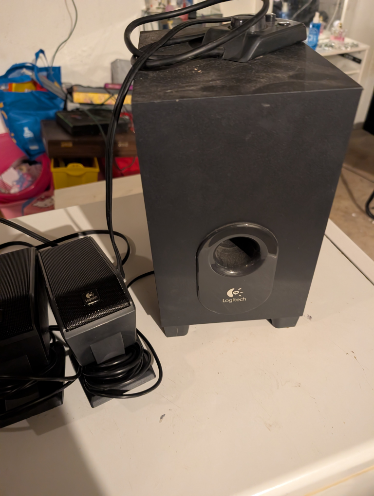 Logitech 4 speaker and 1 sub set in like new condition - photo 2