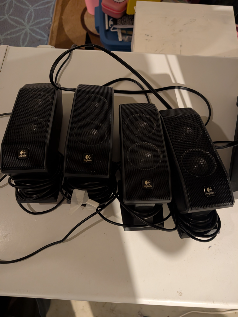 Logitech 4 speaker and 1 sub set in like new condition - photo 3
