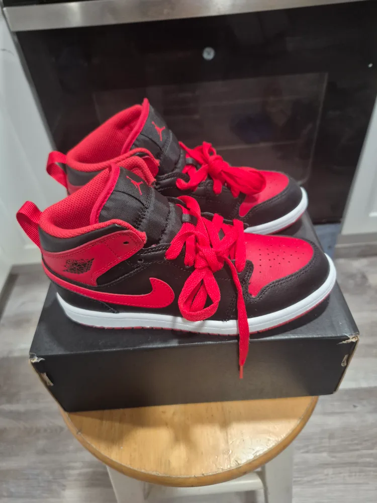 Jordan 1 Mid (PS) Red/Black Size 2.5Y image indicator(7)