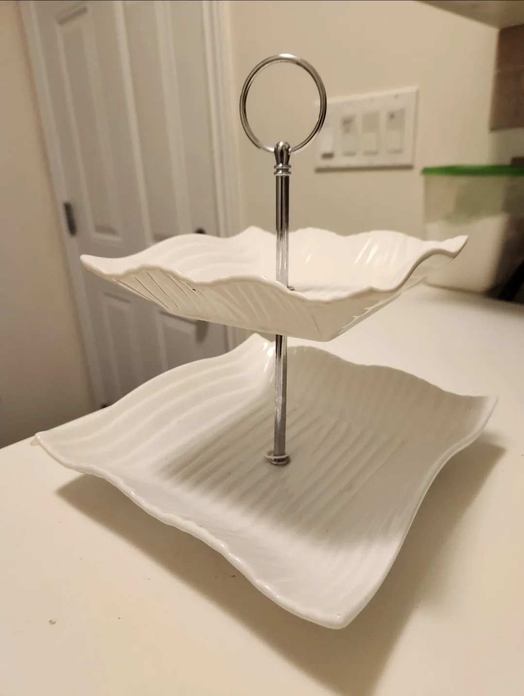 Two-Tiered Serving Stand image indicator(2)