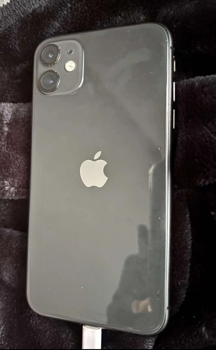 iPhone 11 - Black 64gb storage 95% BH clean Unlocked image indicator(4)