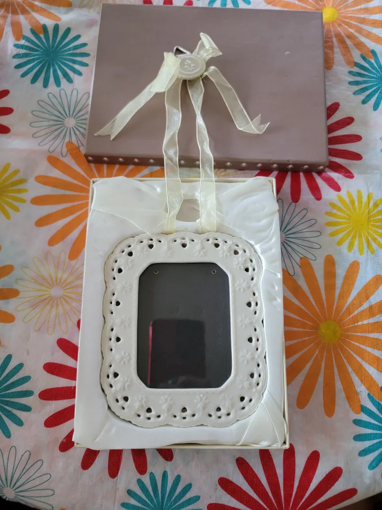 Cream Lace Hanging Photo Frame - New in Box! image indicator(2)