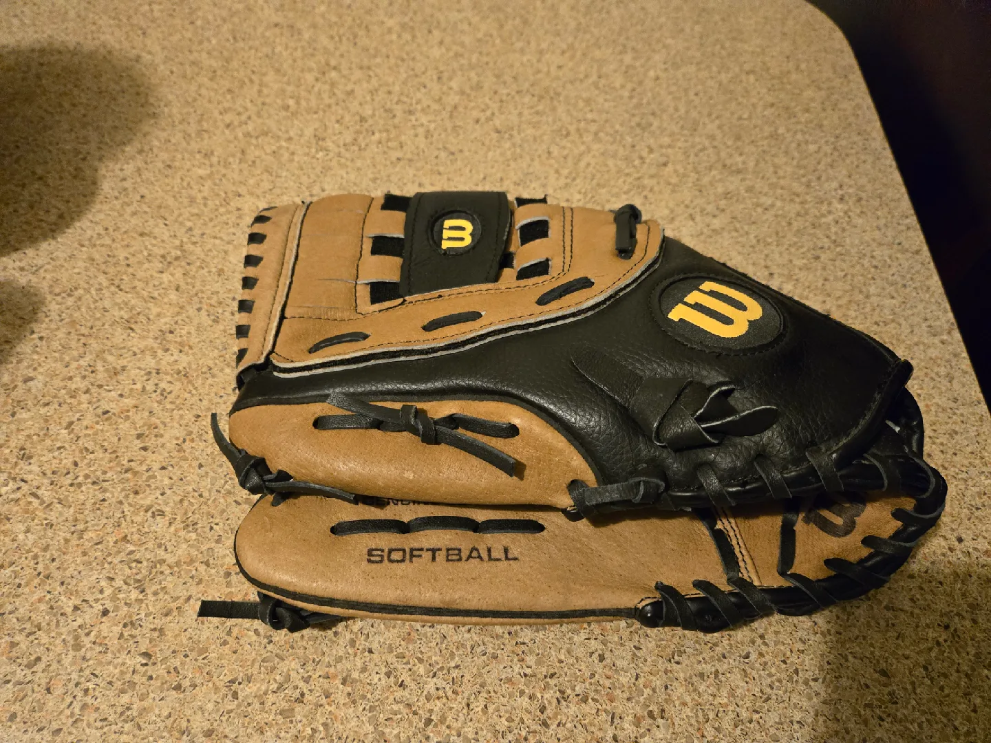 Wilsonleft handed  Baseball/Softball Glove thumbnail