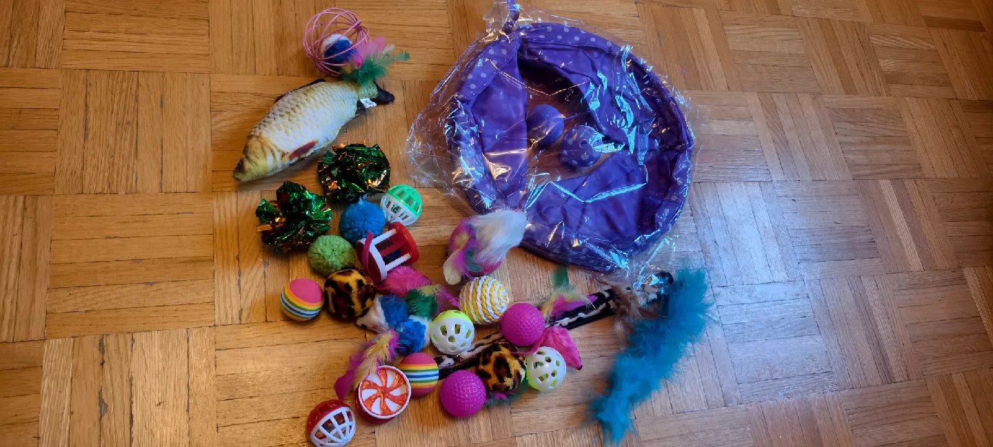 28pc Mixed Cat Toys - Balls, Fish, Tunnel image indicator(4)