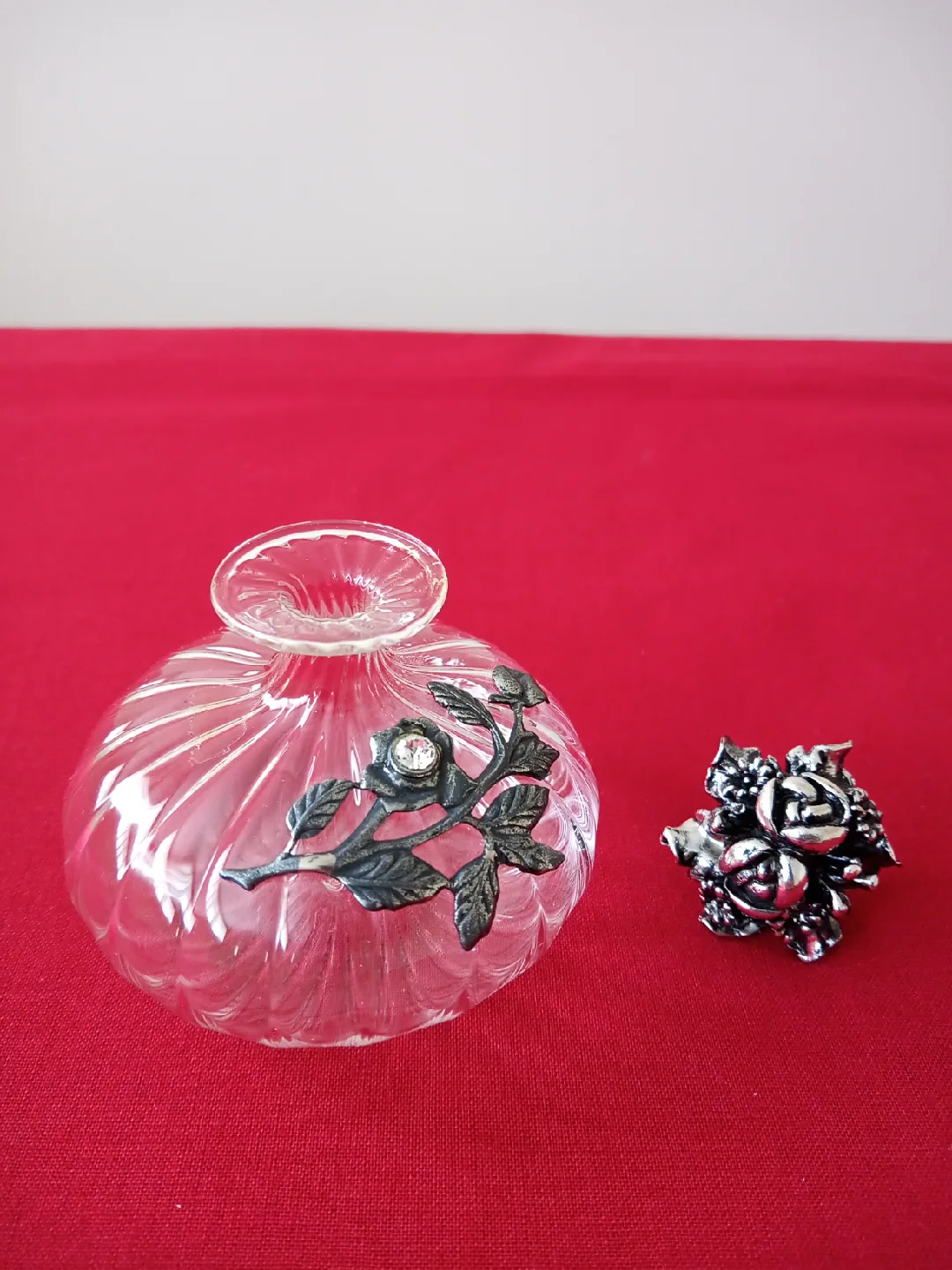 Set of 3 unique perfume bottles image indicator(7)