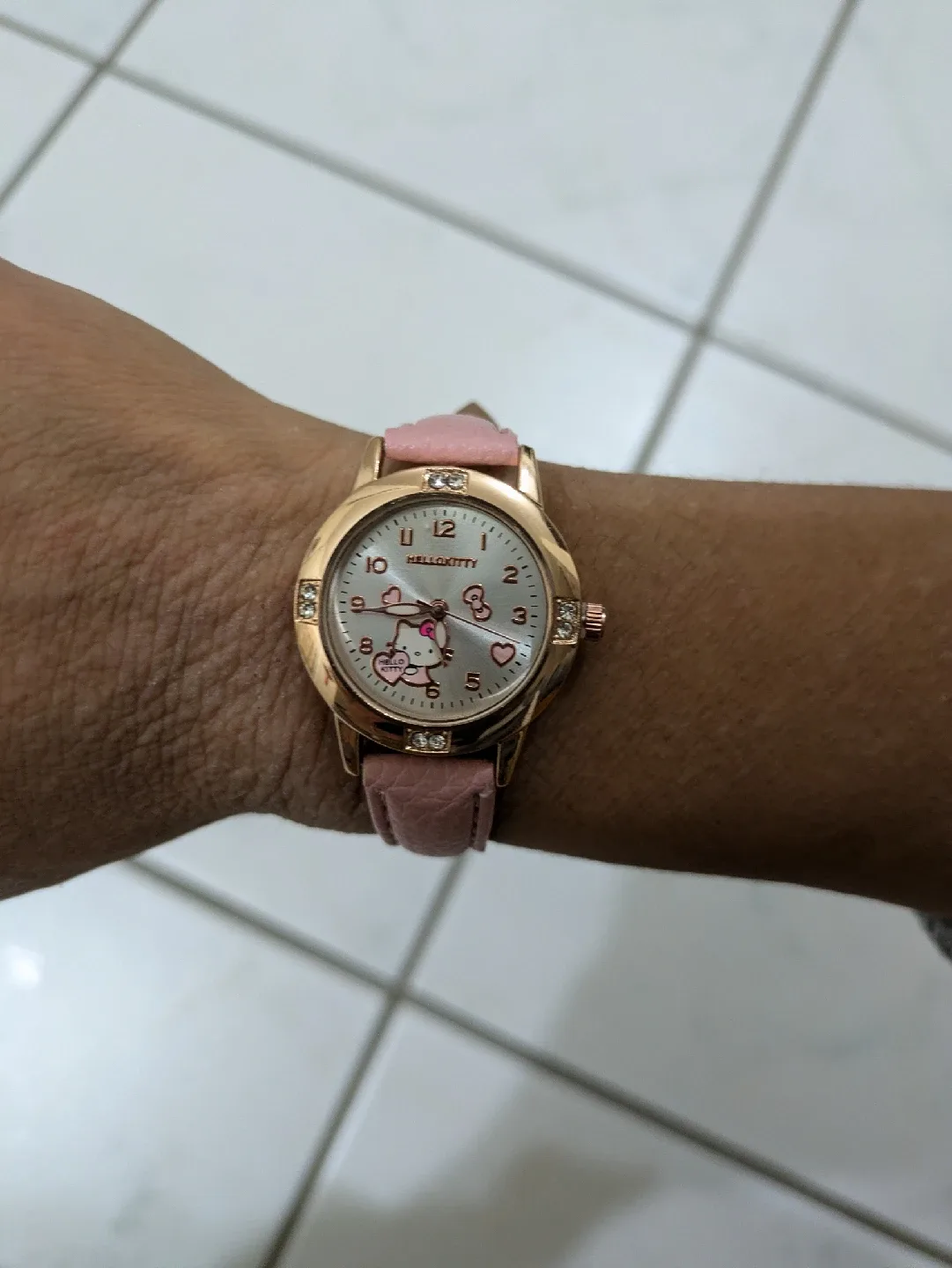 Brand new pink hello kitty watch (battery works) image indicator(3)