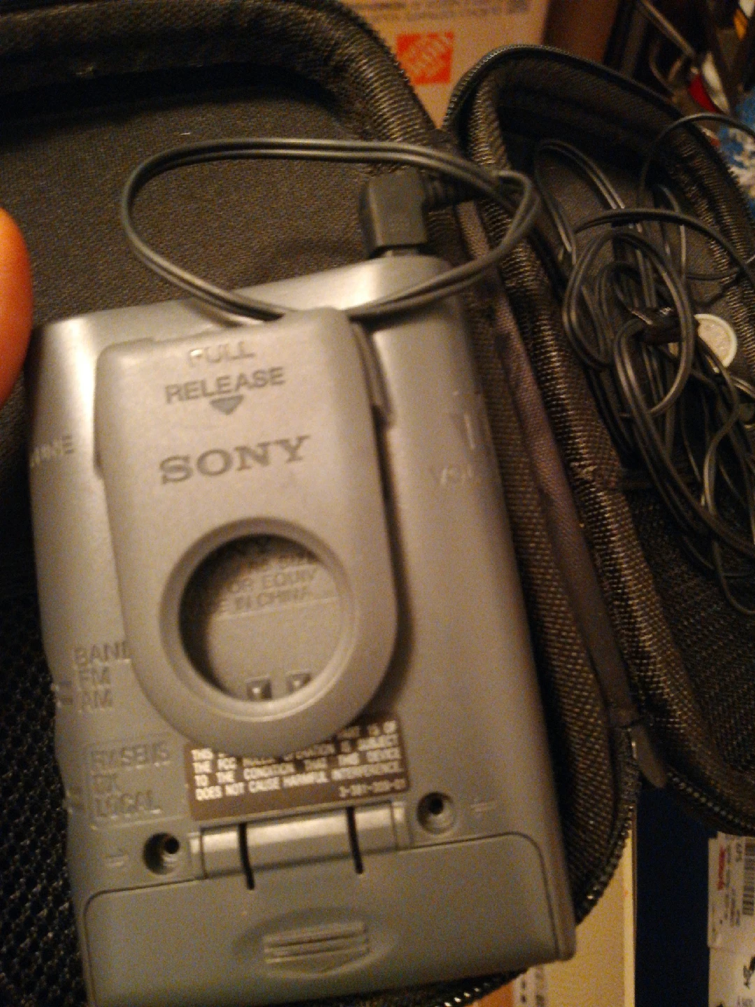 Vintage Sony SRF-59 FM/AM Walkman - photo 2